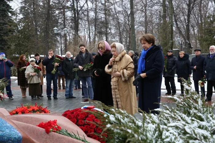 Flowers are carried to the grave of Boris Yeltsin at the Novodevichy Cemetery - news, Boris Yeltsin, Anniversary, Cemetery, Grave, Novodevichy Cemetery, People, People, Russians, Moscow, Memory, Politics, Flowers, Society, Negative