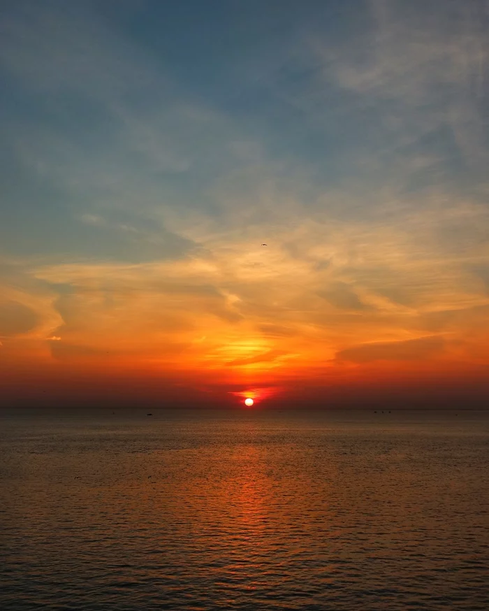 In the wake of St. Petersburg sunsets. View from the Yacht Bridge - My, The photo, Saint Petersburg, Battle of sunsets, Sunset, Sea, Yacht Bridge