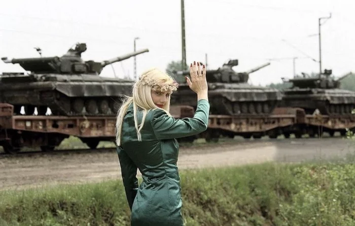 The year is 1989.                                                  Italian-Hungarian actress Cicciolina sees off Soviet tanks. Hungary - Cicciolina, Tanks, Soviet technology