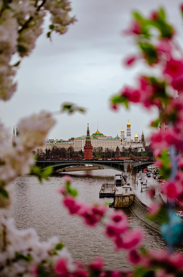 А из нашего окошка… - Моё, Фотография, Кремль, Собор, Патриарший мост