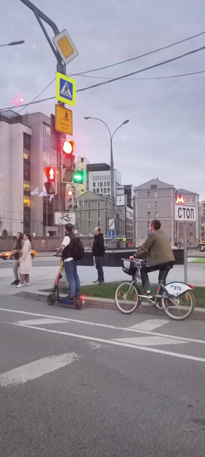 In Moscow, even cyclists stand in a traffic jam - My, Moscow, Russia, Traffic jams, Cyclist, Traffic lights, Longpost