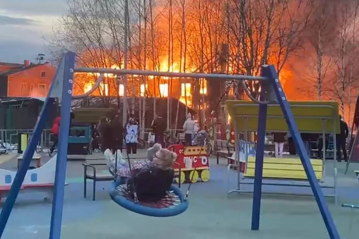 Nerves are ironclad! A video with a mother and daughter from Kotlas resting on the background of the fire became a new meme - Arkhangelsk region, Kotlas, Fire, Mum, Daughter, An island of tranquility, Memes, Social networks, Ministry of Emergency Situations, Indifference, Longpost, Picture with text, Mat