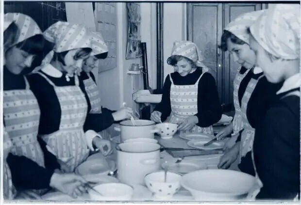 In St. Petersburg, schoolgirls were taken to the hospital because of pasta with detergent
 - Saint Petersburg, School, Labor lessons, Poisoning, Pasta, Detergent, Ambulance, Try, Doctors