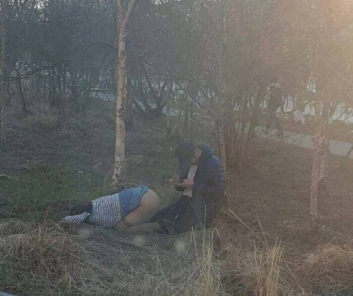 Изучает мануал?