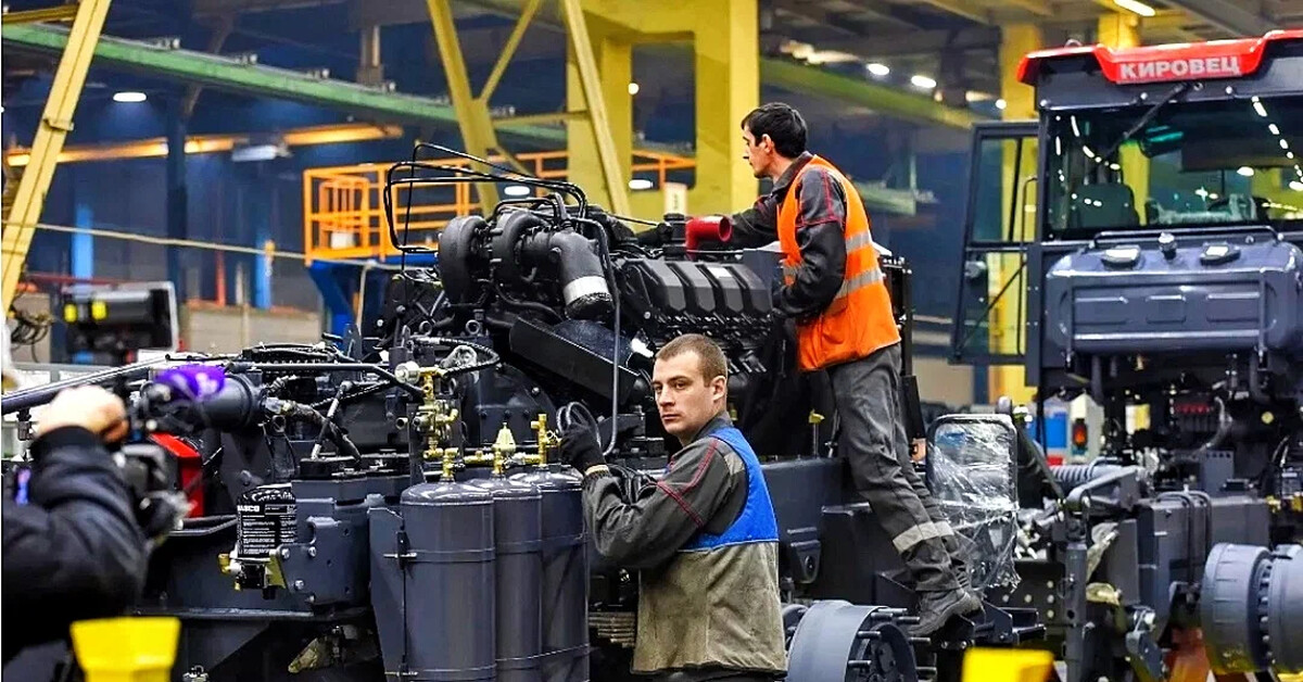 Сайт тракторного завода. Петербургский тракторный завод Кировец. Трактор Кировец продукция Кировского завода. Кировский завод ПТЗ. Кировский завод Кировец.