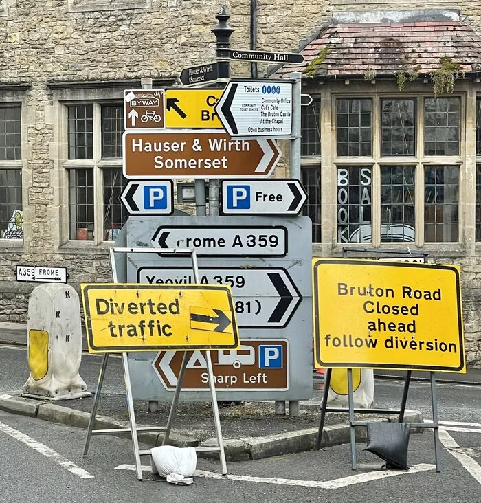Here's a new turn, and the engine roars what it brings us?... - The photo, Great Britain, Road, Pointer, Arrow, Motorists, Road sign