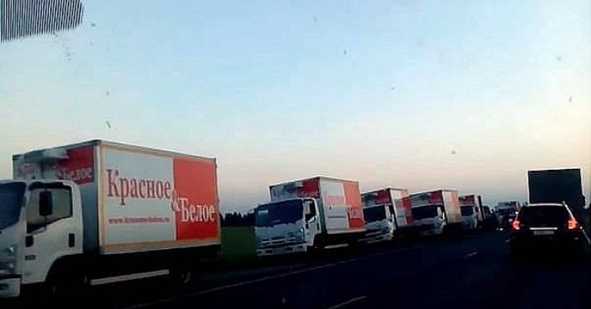 Авто красно белое. Красно белая машина. Красно белая машина. Фургон красное белое. Авто красно белое.