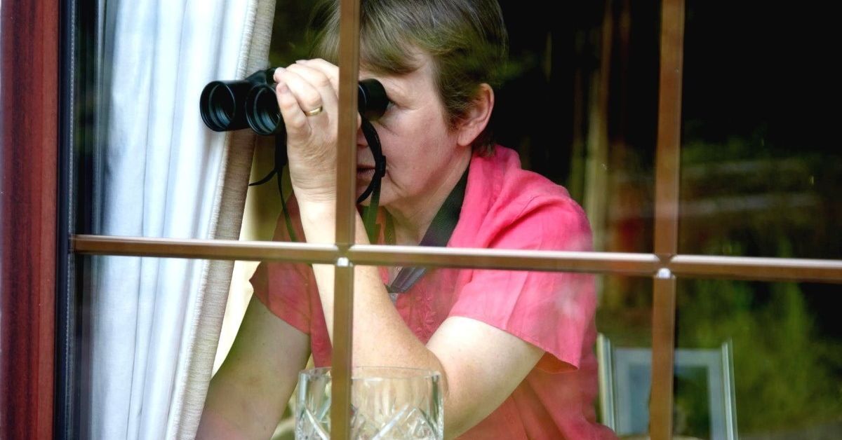 Подглядывание сайт. Подглядывание. Бабка шпионит. Подглядывание через окно.