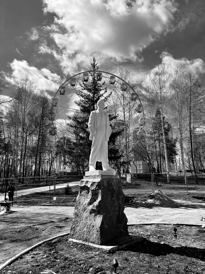 Черно-белое фото в парке - Моё, Екатеринбург, Черно-белое фото, Цпкио, Владимир Маяковский, Памятник, Колесо обозрения, Прогулка