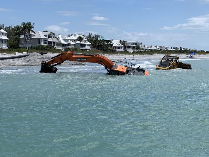 Even technology wants to swim in the warm sea. - The photo, Technics, Excavator, Tide, Sea, Drowning, Shore
