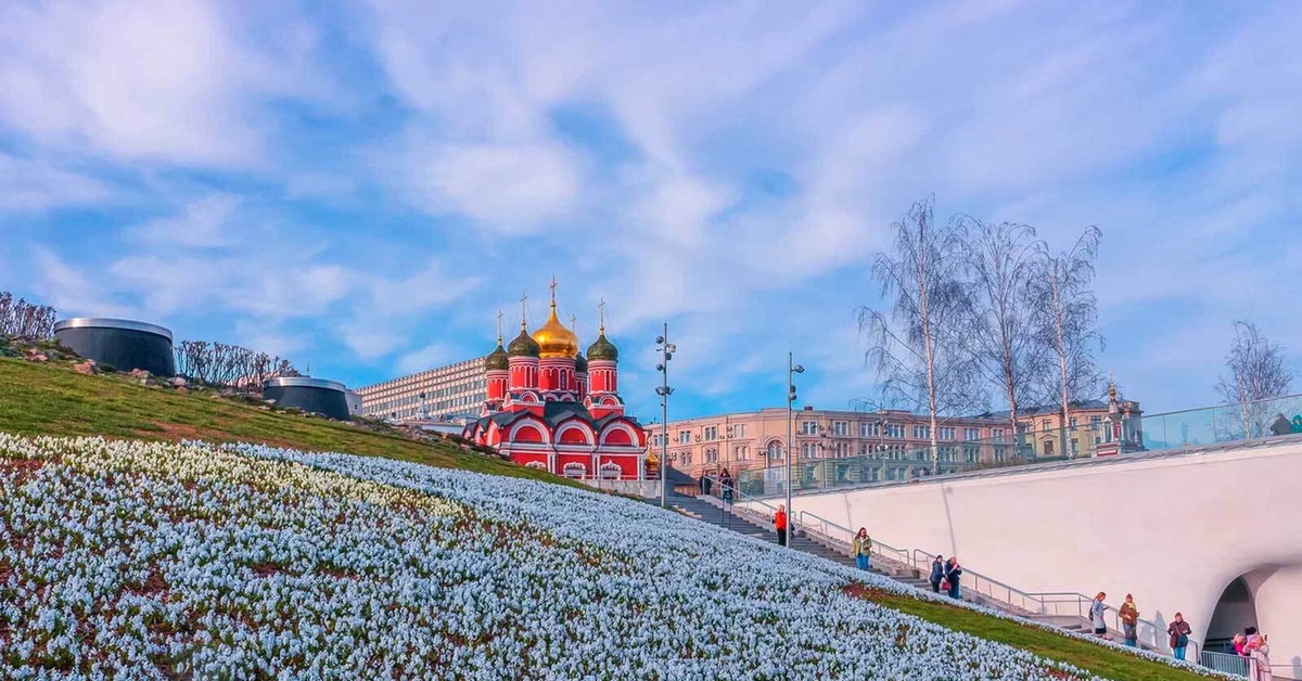 Аттракционы москва зарядье. Цветы в Зарядье 2022. Волны цветения парк Зарядье. Парк Зарядье цветы 2022. Сакура в Зарядье.