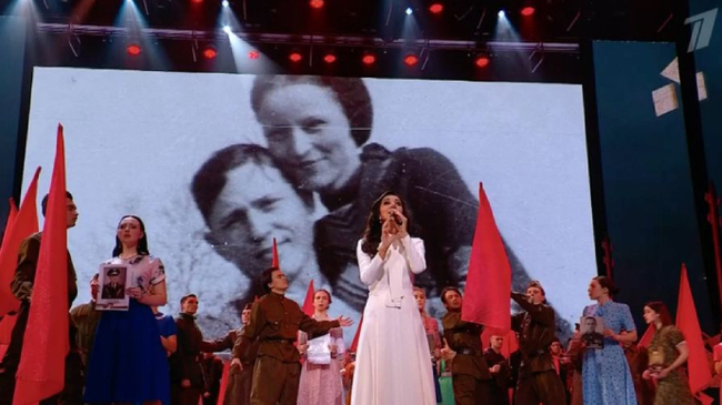 During a gala concert on Channel One, a photo of Bonnie and Clyde was shown among the pictures of front-line soldiers - May 9 - Victory Day, First channel, Russia, BONNIE AND CLIDE, Text