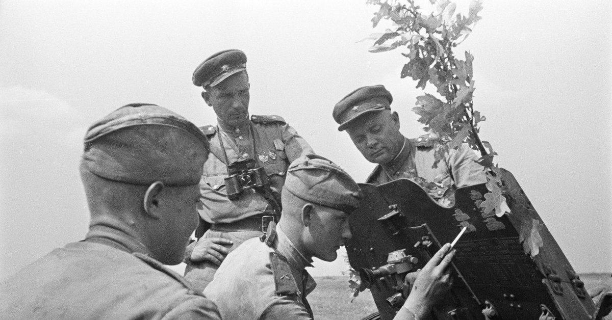 Человечность в военное время. Советский офицер. Артиллерист 1943. Офицеры Великой Отечественной.