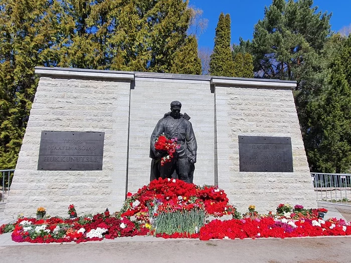 Bronze soldier in Tallinn - My, Tallinn, Cemetery, May 9 - Victory Day, Flowers, Video, Longpost