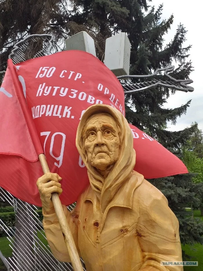 Will live! - Longpost, May 9 - Victory Day, Victory Banner, Politics, Copy-paste, Chainsaw sculpture, Grandmother with the flag, Monument, Sculpture, Voronezh