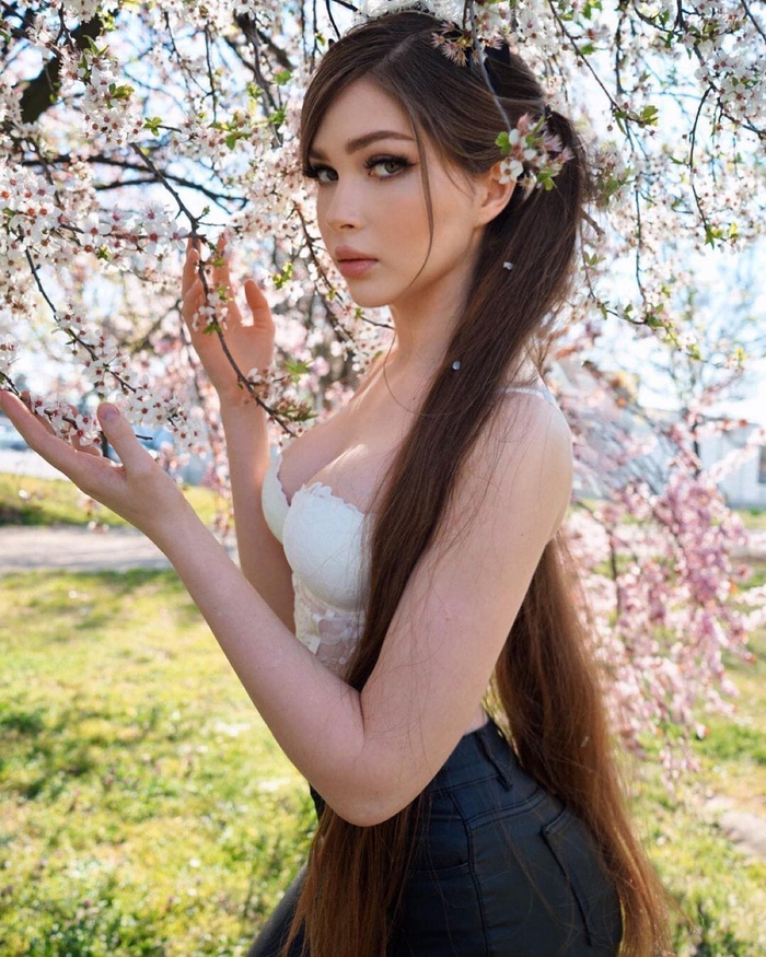 Девушка в саду