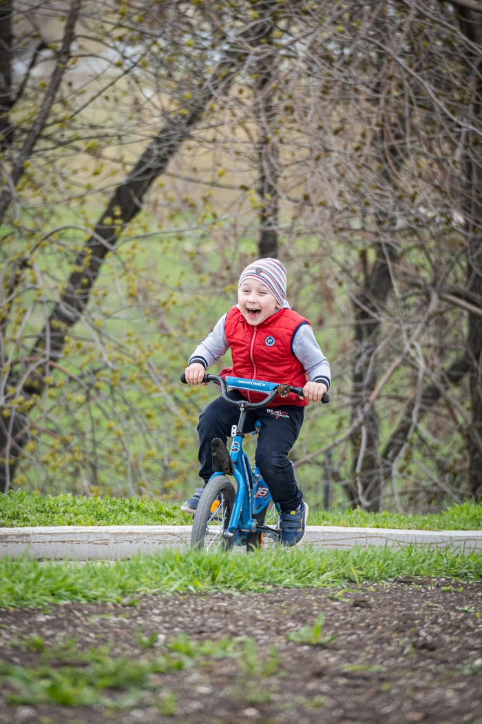 Young cyclist - My, The photo, Photographer, A bike, Cyclist, Children, Street photography, Telephoto lens, People