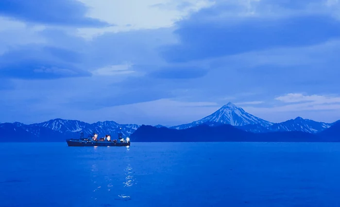 Somewhere in the Sea of ??Okhotsk - My, Mobile photography, Nature, Sea, The mountains, Evening, Steamer, Batm, Fishermen, Sea of ??Okhotsk, Sailors, Sky