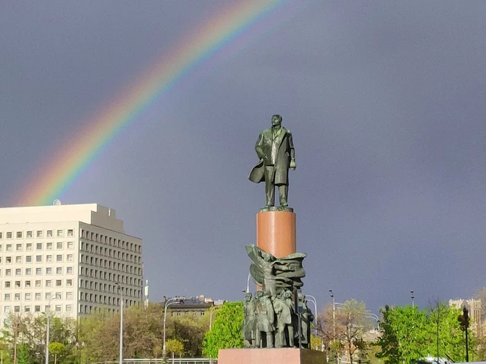 Vladimir Ilyich and the rainbow - My, Moscow, Lenin, Rainbow, Mobile photography, After the rain