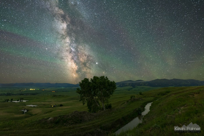 Млечный путь и собственное свечение атмосферы над горами в США