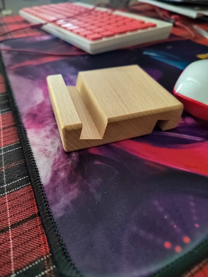 Как думаете, подставка для телефона полезная штука, она отражает ваш характер? Или это вообще бесполезная трата денег?