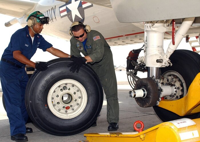 Why airplane tires do not explode on landing, despite high speed and huge mass - Aviation, Chassis, Landing, Airplane, The airport, Longpost