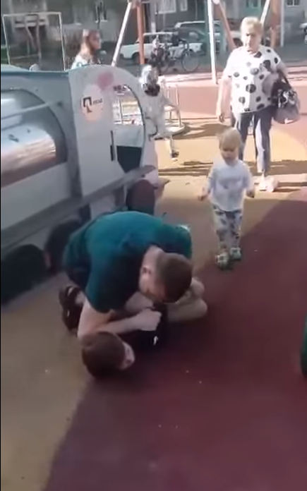 In Bratsk, on the playground, a woman and a man decided to raise someone else's child (child abuse) - Negative, Conflict, Child abuse, Violence, Beating, Incident, Attack