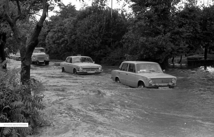 Flooding in Sochi - Sochi, Flood, The photo, Auto, Vaz-2101, Black and white photo