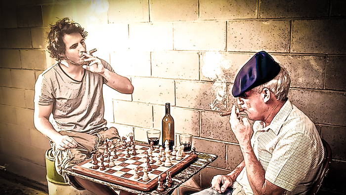 Шахматист приходит домой навеселе...
