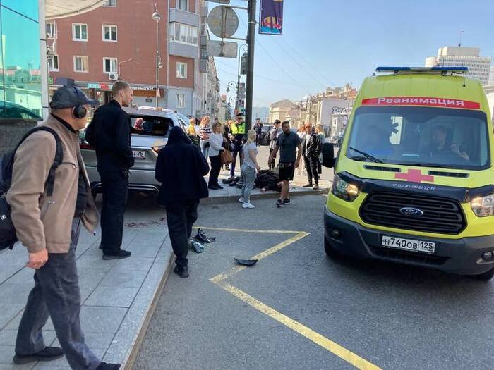 In the center of Vladivostok Lexus without a driver knocked down two pedestrians - Negative, Road accident, Vladivostok, Video, The photo, Soundless