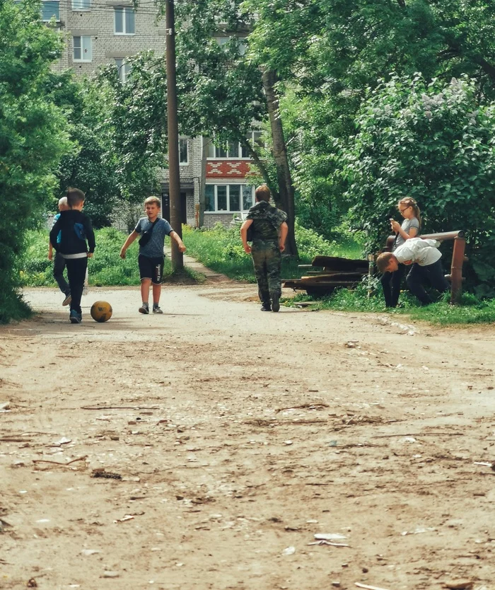 Reply to the post Waiting for friends - Reply to post, Childhood, Summer, Photo on sneaker, The photo, Wooden house, Ball, Children, Village, Mobile photography, My