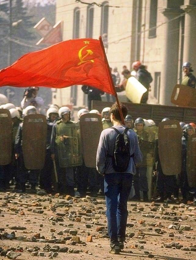 standard-bearer - Russia, 1993, Coup, Flag, Flag, Red Banner, Militia, Shield, Jeans, Confrontation, Politics, Repeat, Putsch