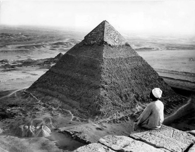 Scoring view - Story, The photo, Egypt, Pyramids of Egypt, Black and white photo