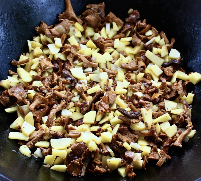 лисички с картошкой в казане еда, рецепт, грибы, картофель, грибы лисички, длиннопост
