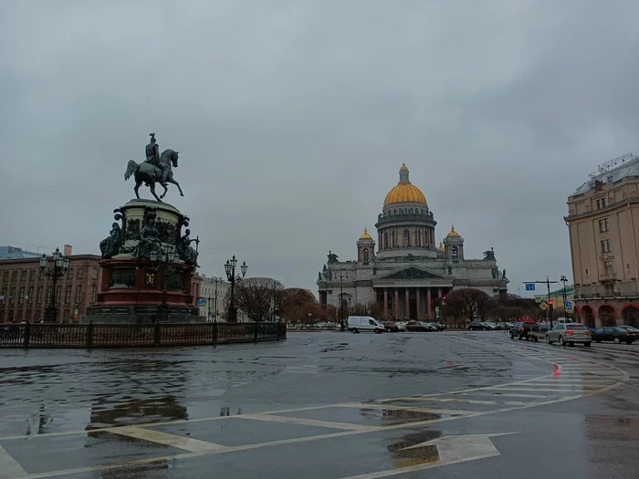 View of Isaac - My, Mobile photography, The photo, Saint Petersburg, Saint Isaac's Cathedral, Weather, Its own atmosphere, Sculpture, Square, Rain, The cathedral, Temple