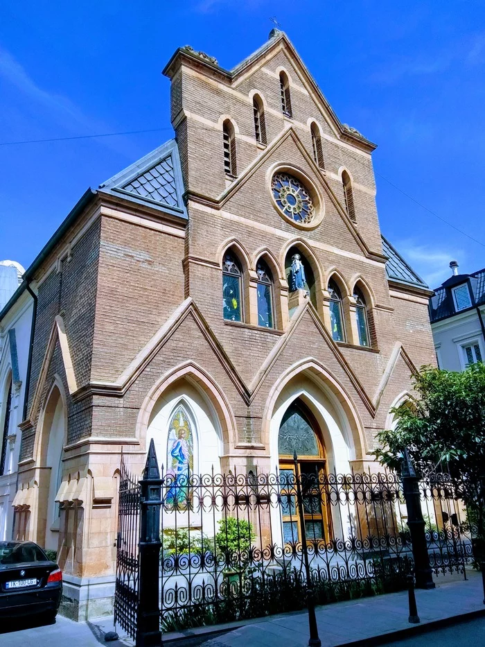 Tbilisi; I don't remember the name of the temple - My, Christianity, Catholic Church, Church, The cathedral, Temple, Mobile photography, Georgia, Tbilisi, Architecture