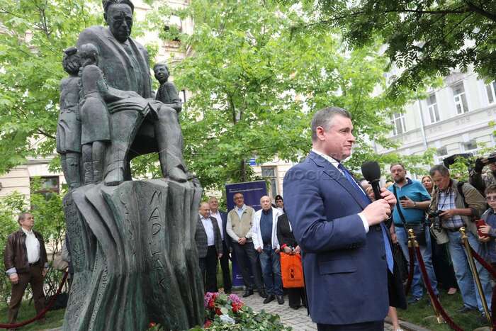 Monument to Samuil Marshak - Monument, Samuel Marshak, What's this?