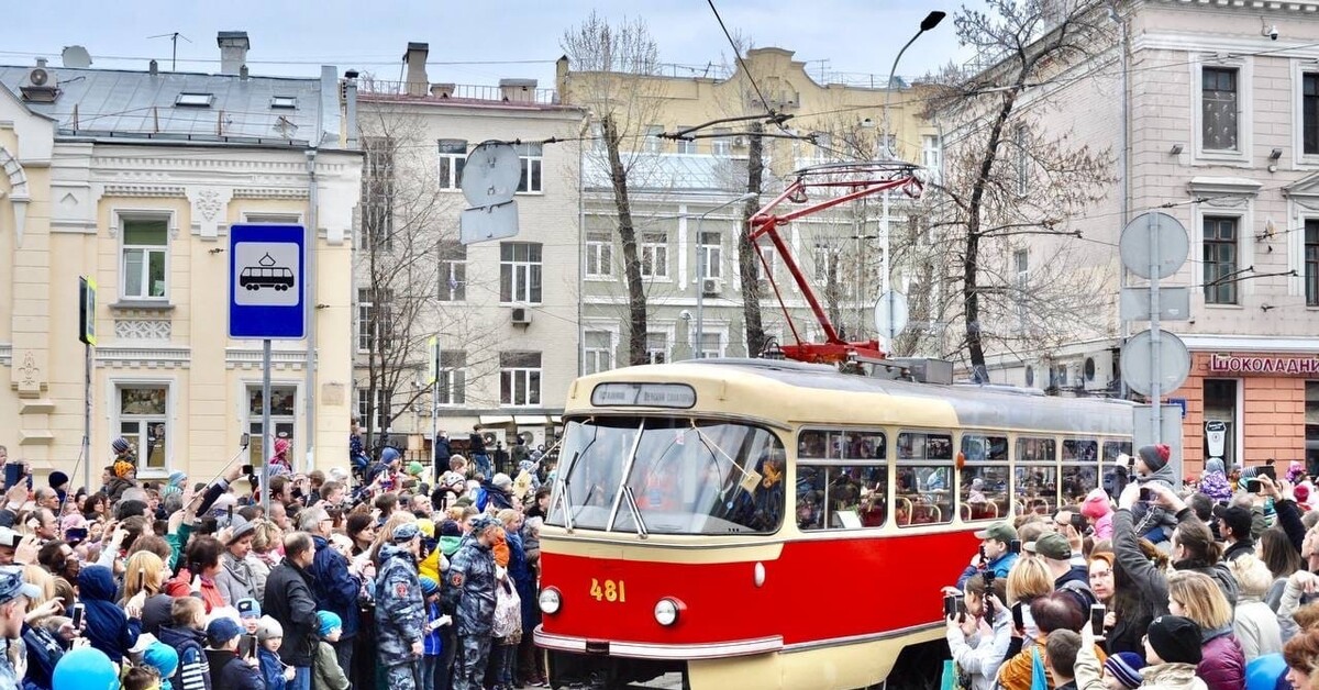 Ретро трамваи 6 апреля. Кабина ретро трамвая. Ретро трамваи 6 апреля. Парад трамваев в москве. Парад ретро транспорта москва 2022.