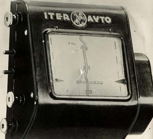 Первый аналоговый навигатор, который прокручивал карту в зависимости от движения автомобиля, 1930