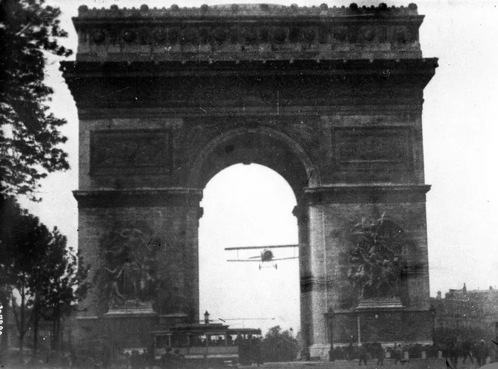Flying under Parisian landmarks - Airplane, Flight, Paris, Triumphal Arch, Eiffel Tower, Aviation, Black and white photo, Longpost
