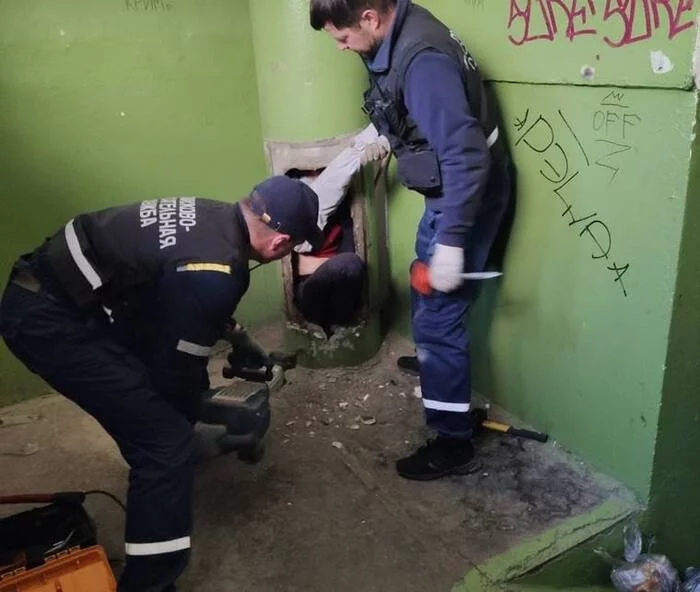 In Nizhny Tagil, a girl was pulled out of a garbage chute - Incident, news, Sverdlovsk region, Nizhny Tagil, Stupidity, Utility services, Idiocy, Strange people, Mobile phones, Longpost, Negative