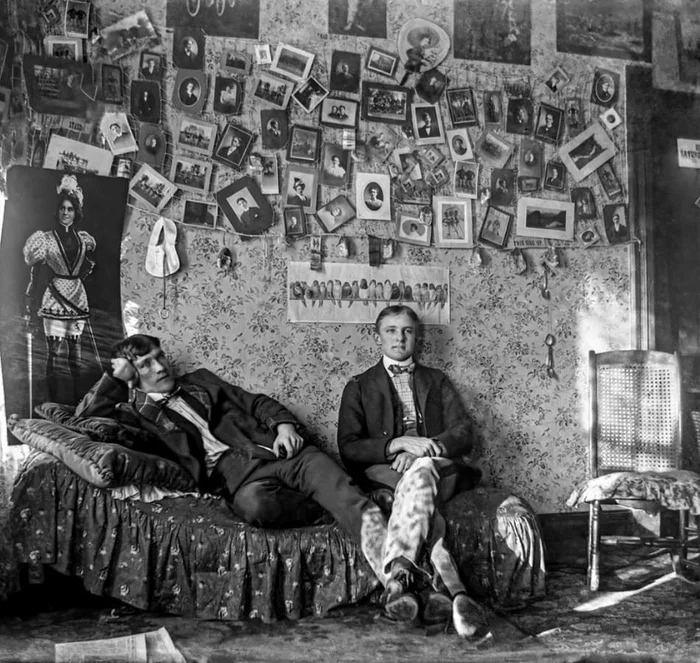 University dorm in Illinois, 1910 - Vintage, Black and white photo, The photo, Dormitory, USA, Old photo, 1910, 20th century