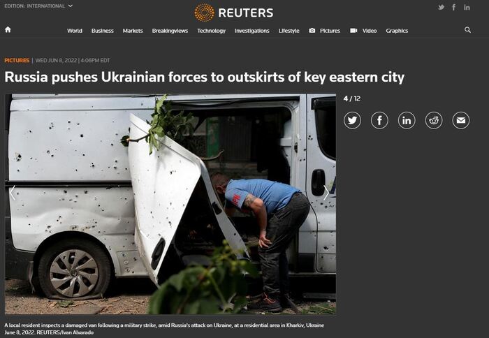 Простой Местный житель Украины - осматривает поврежденный фургон после военного удара РФ по жилым домам Политика, Украина, Война, НАТО, Длиннопост