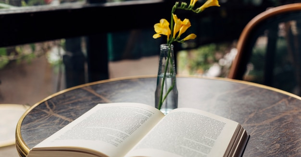 Книга на столе
