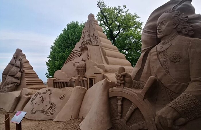 В Крыму строят песчаную флотилию Петра I