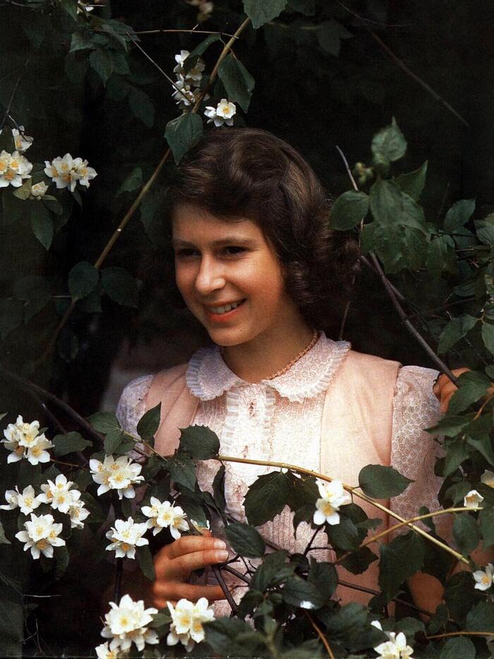 Молодая королева Елизавета, играя, наткнулась на Адама и Еву в Эдемском саду Королева Елизавета II, Королева, Старое фото, Виндзоры, Великобритания, Юмор