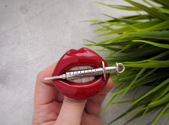 Брошь для врача