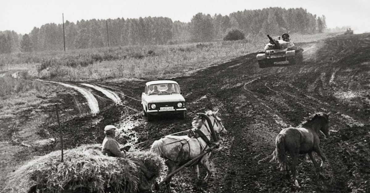 Октябрь 1941 грязь распутица. Дороги СССР. Дороги Деревенские СССР. Распутица на дорогах.