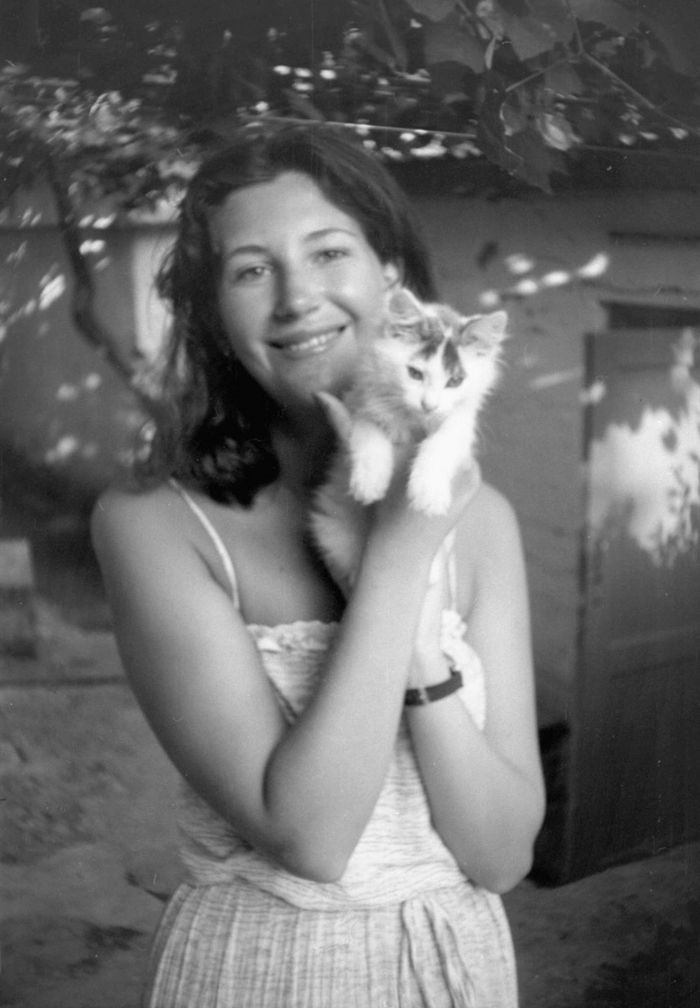 Советская девушка из Луганской области по имени Ольга и ее котенок. Лето 1982 года