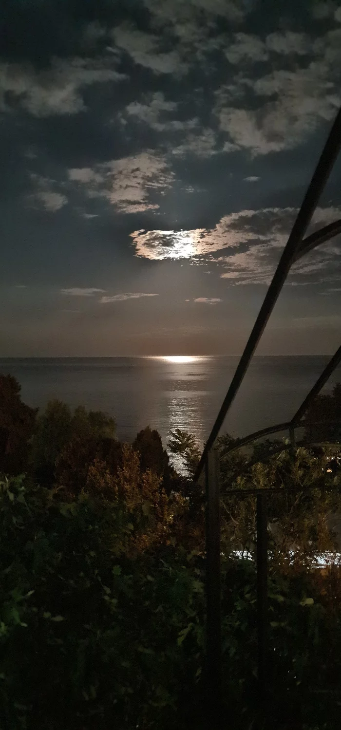 Moon in Yalta - My, Yalta, moon, Sea, Black Sea, Longpost